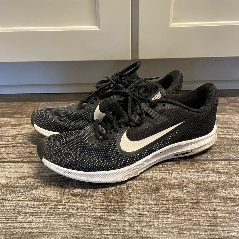black nike shoes